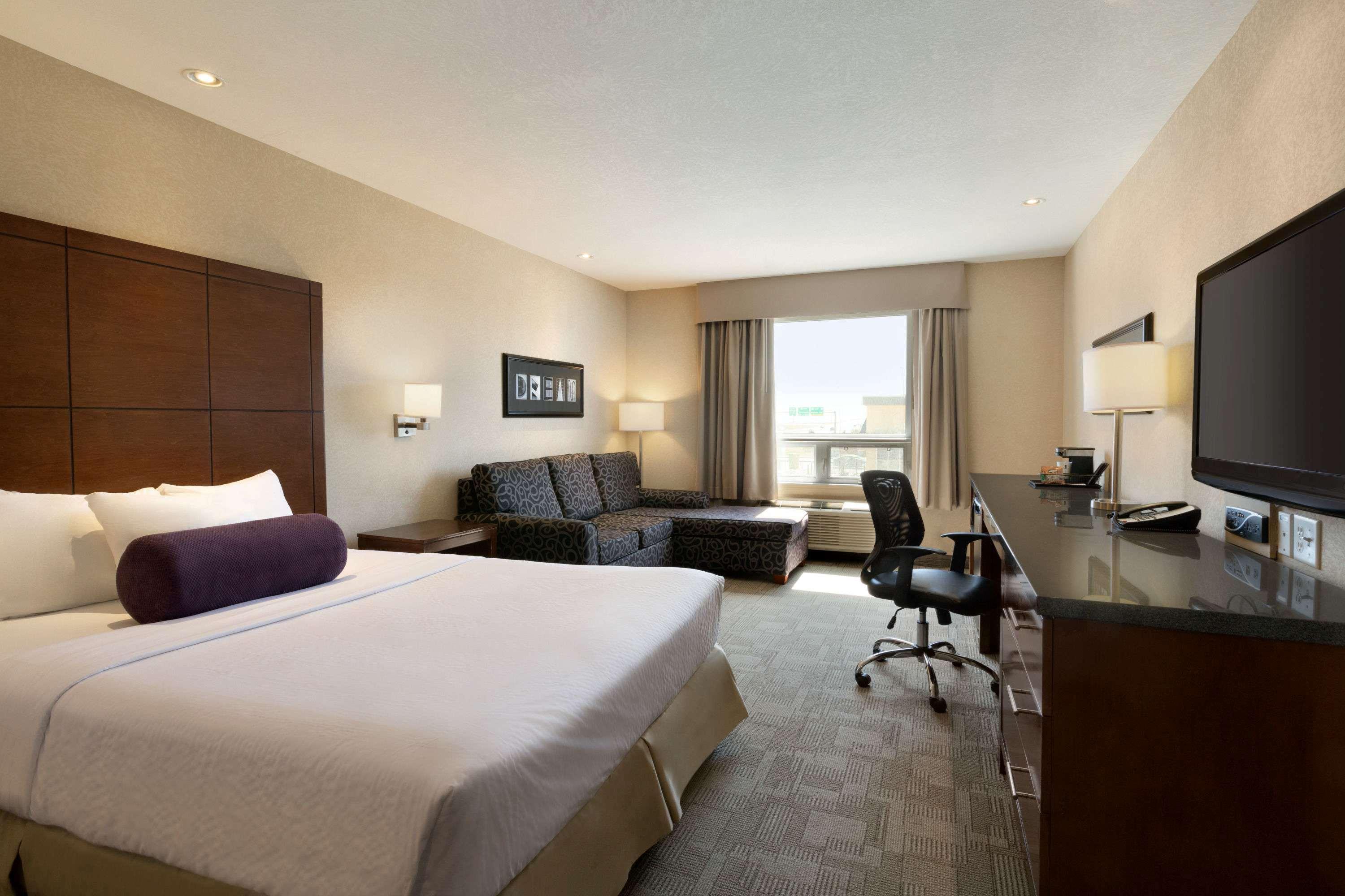 Days Inn By Wyndham Regina Airport West Exterior photo