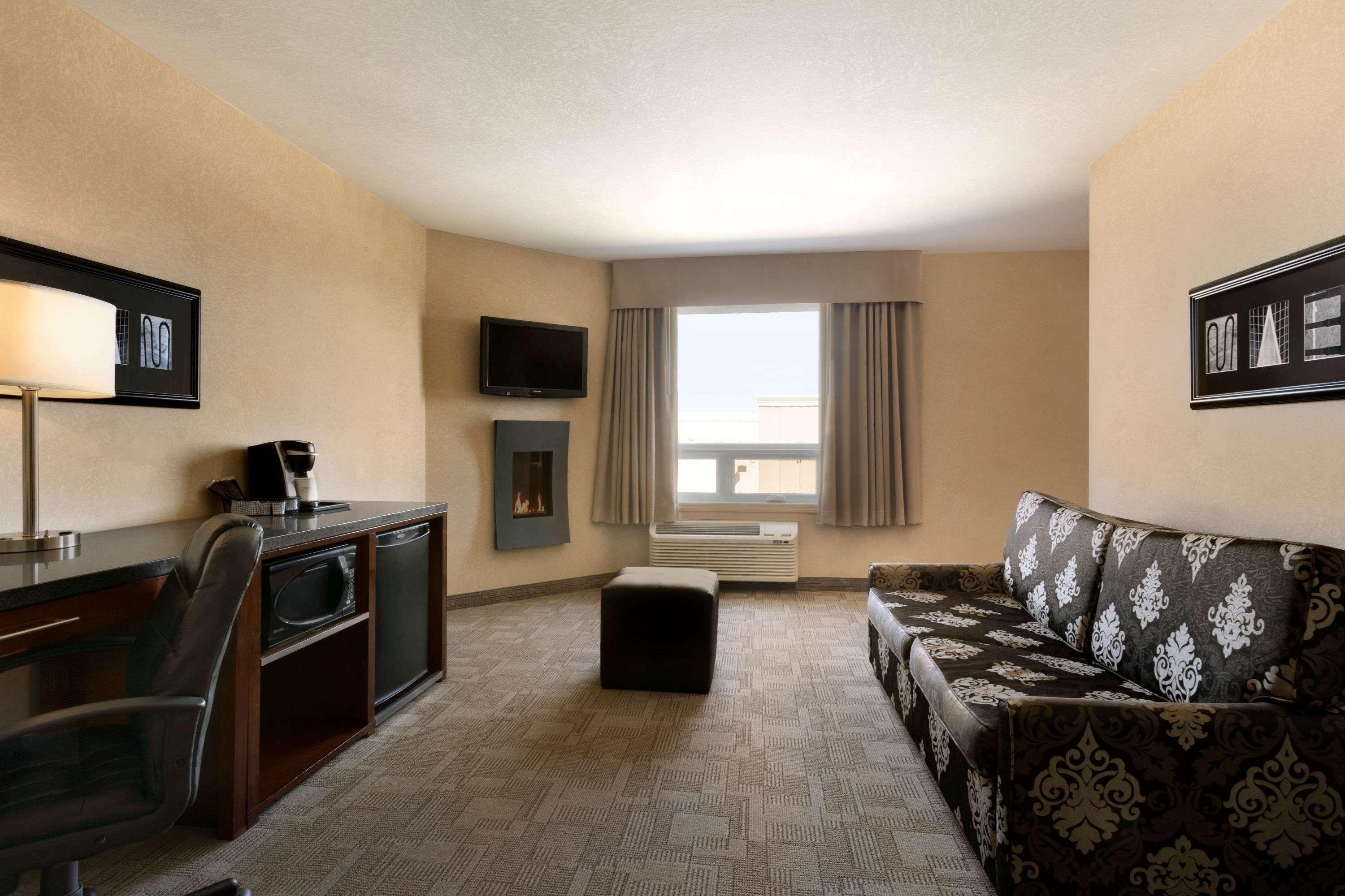 Days Inn By Wyndham Regina Airport West Exterior photo