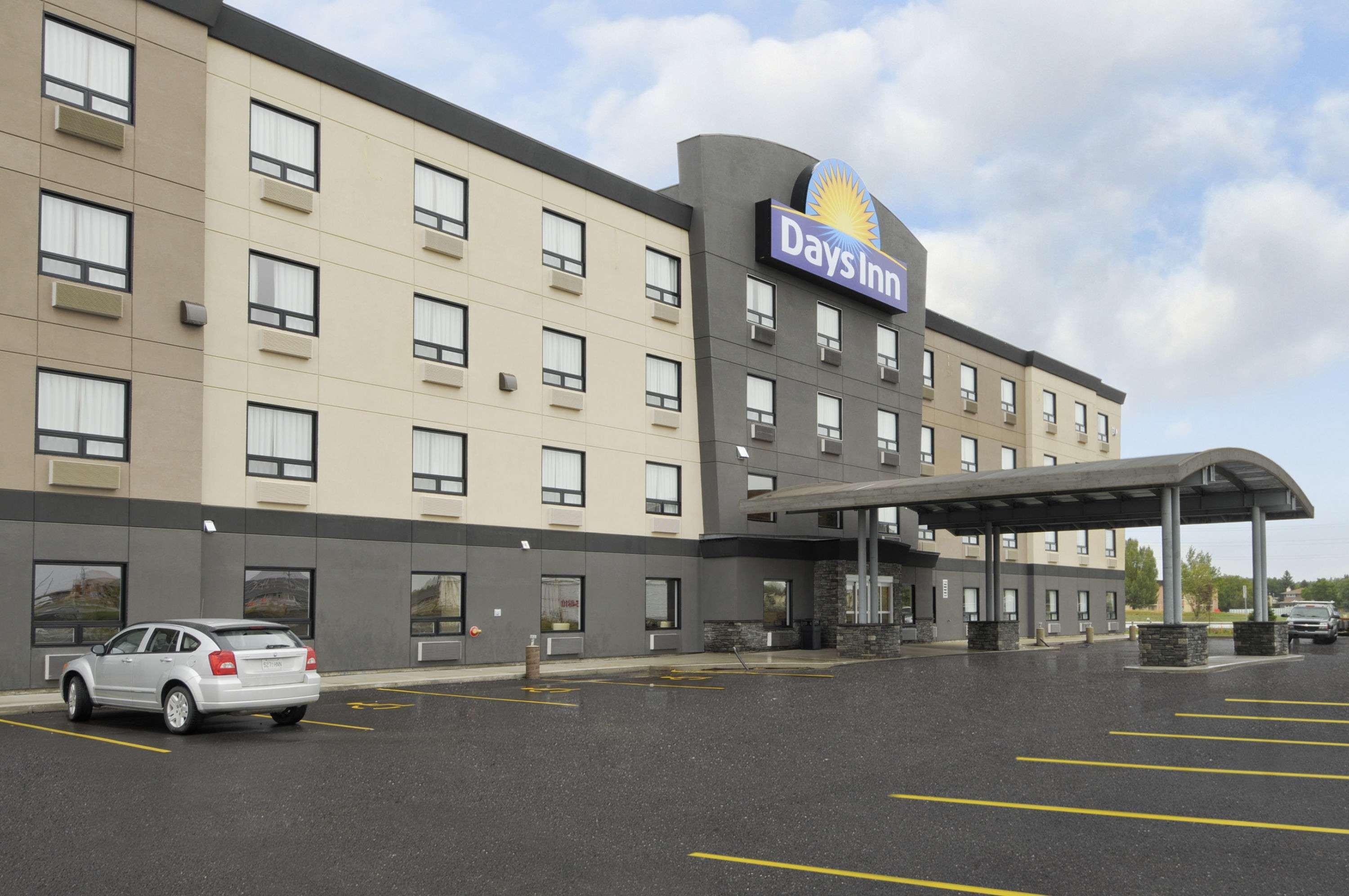 Days Inn By Wyndham Regina Airport West Exterior photo