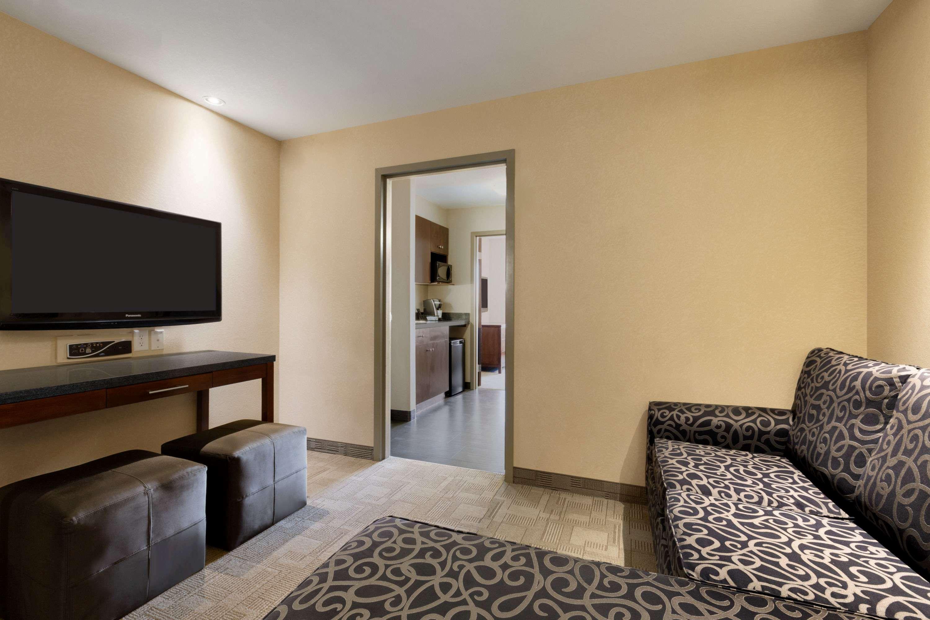 Days Inn By Wyndham Regina Airport West Exterior photo