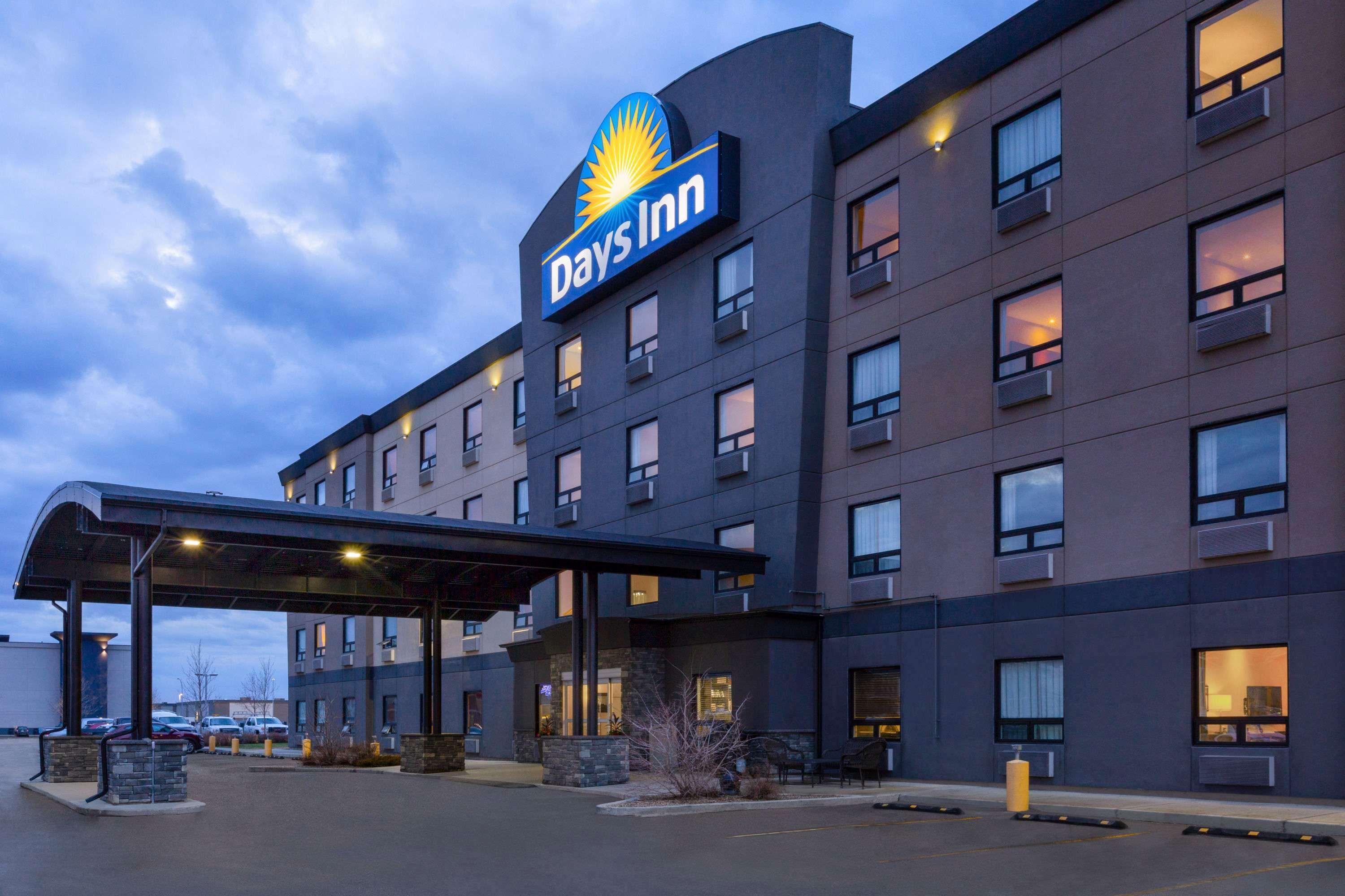 Days Inn By Wyndham Regina Airport West Exterior photo