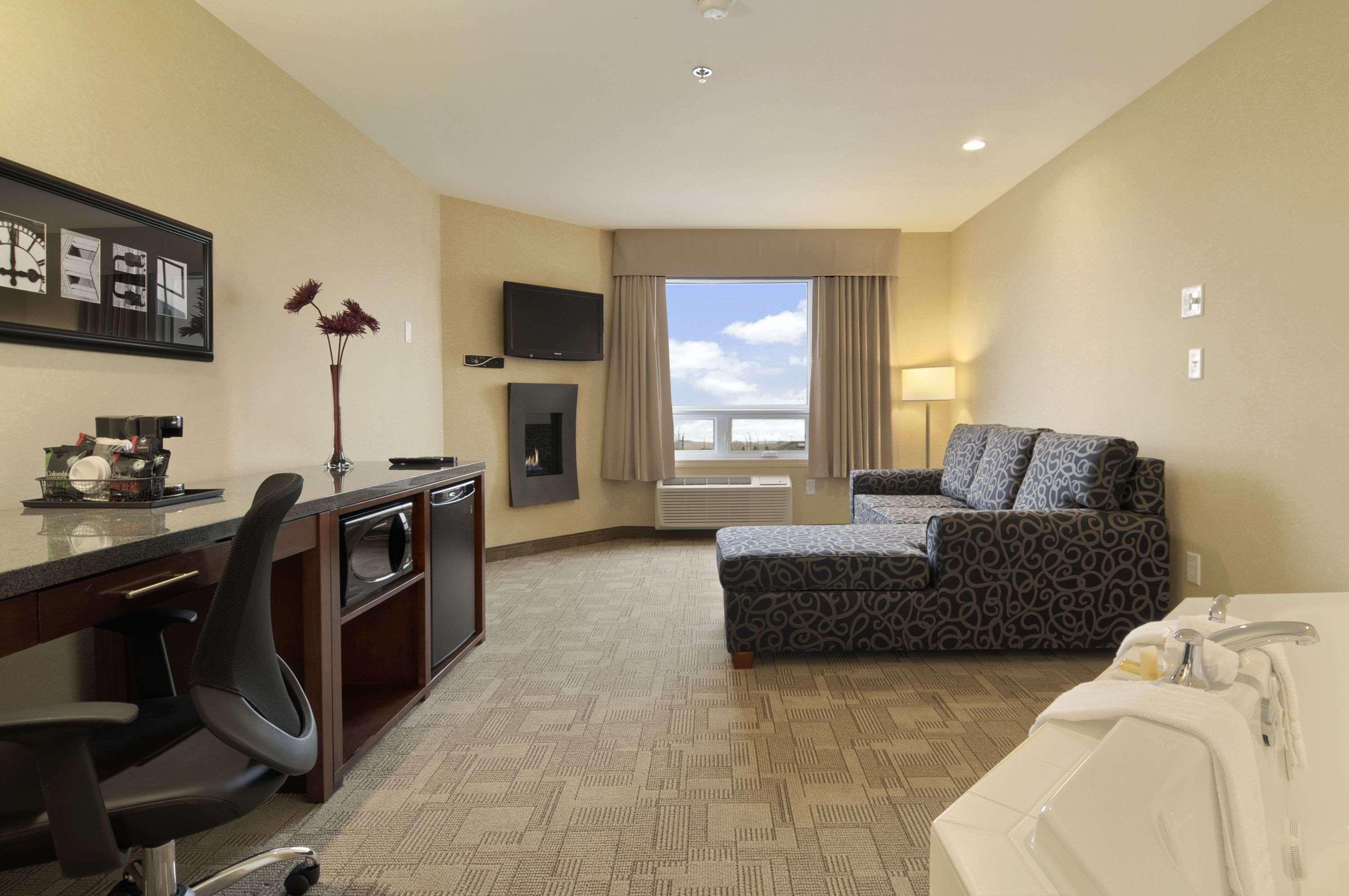 Days Inn By Wyndham Regina Airport West Room photo